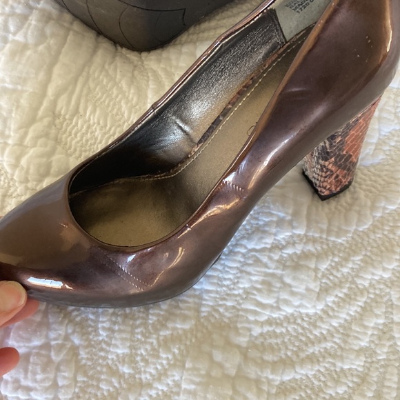 Bandolino brown patten chunky snake skin heels - Picture 6 of 8